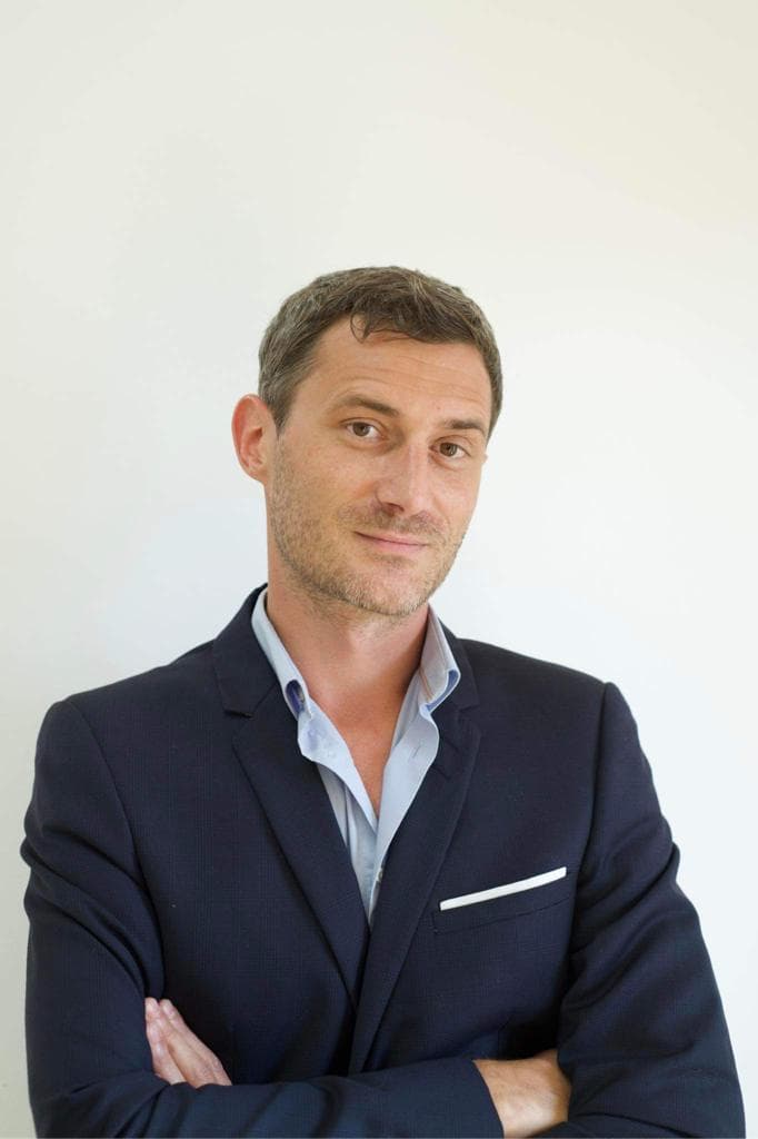 Thomas Ouin, fondateur d'OT-RH Consulting, bras croisés, sourire